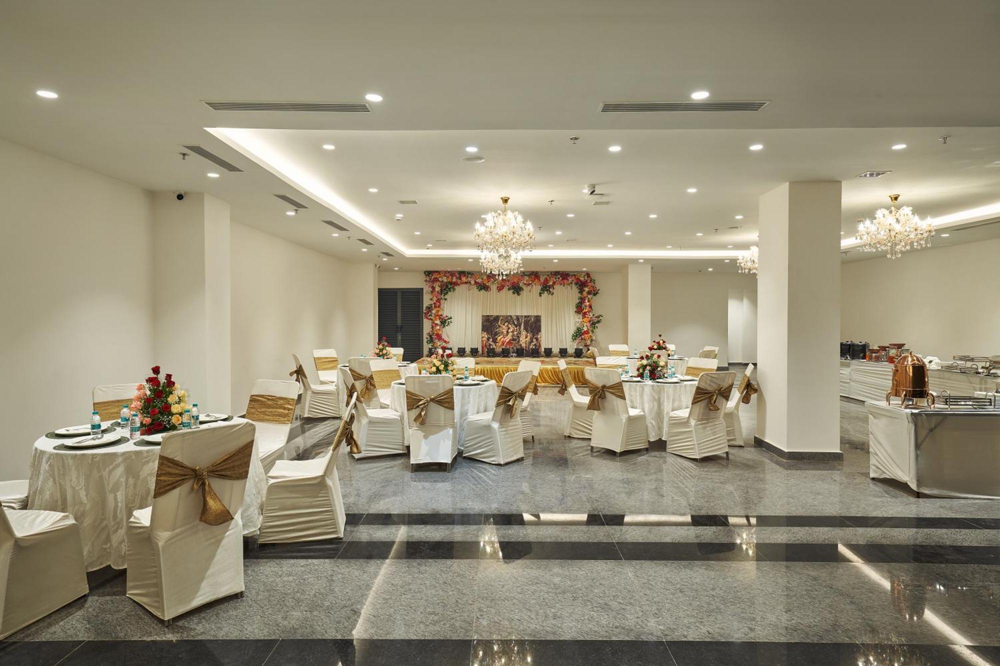 Triptam Vrindavan Bagian luar foto