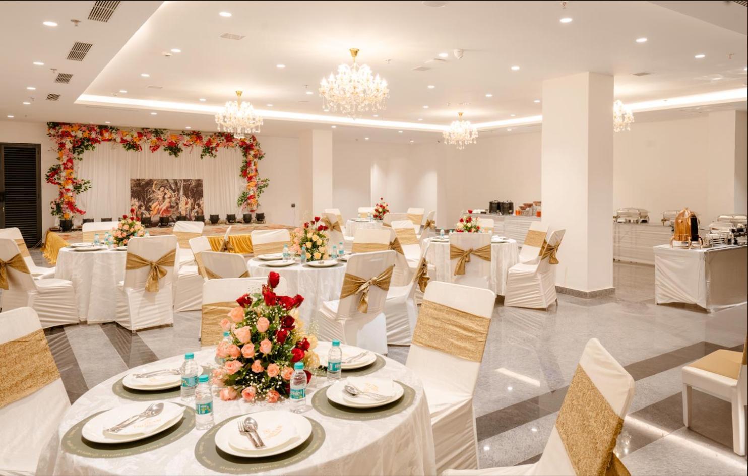 Triptam Vrindavan Bagian luar foto