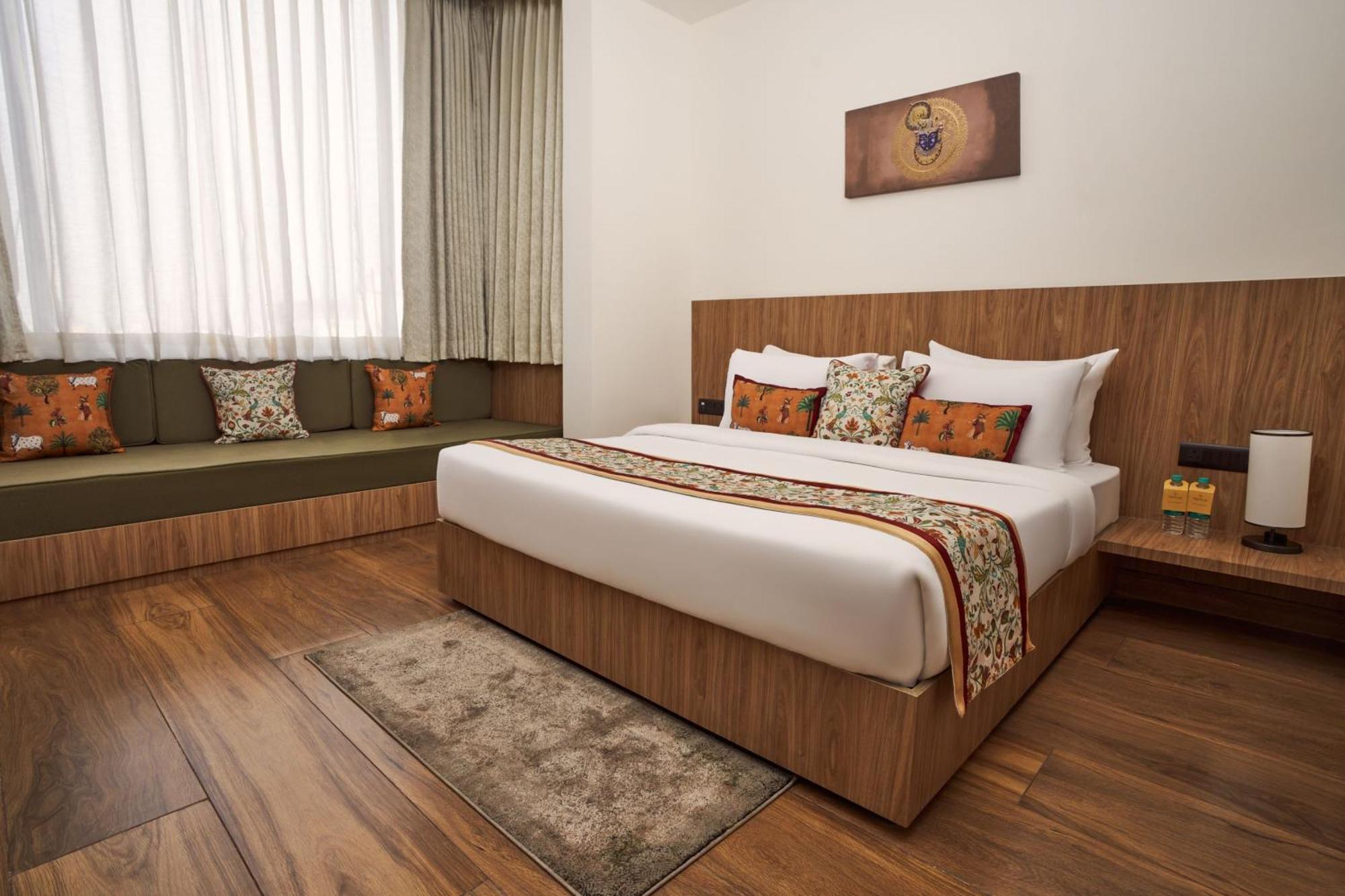 Triptam Vrindavan Bagian luar foto