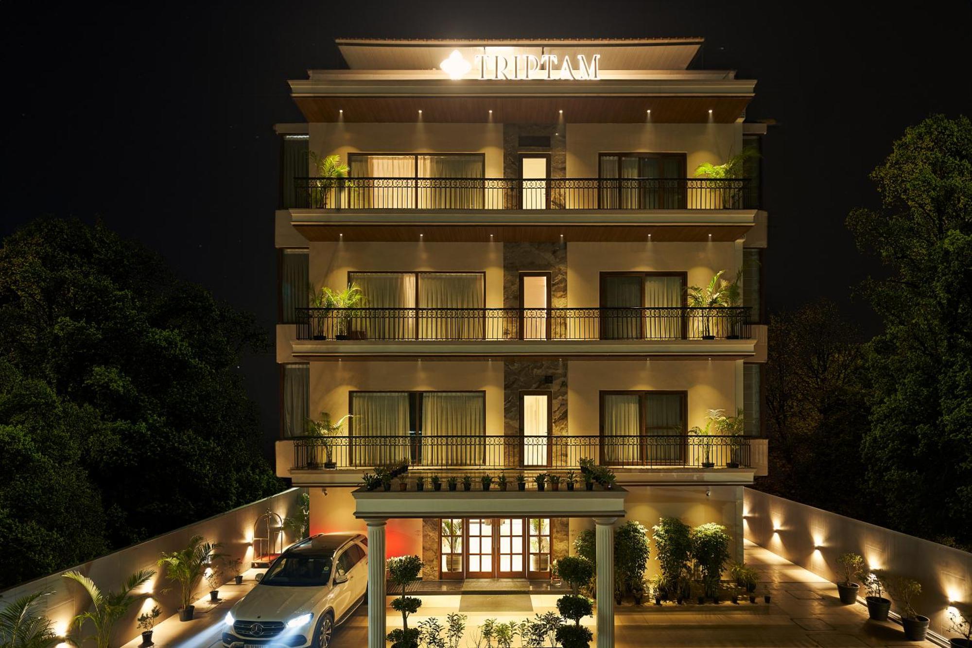 Triptam Vrindavan Bagian luar foto