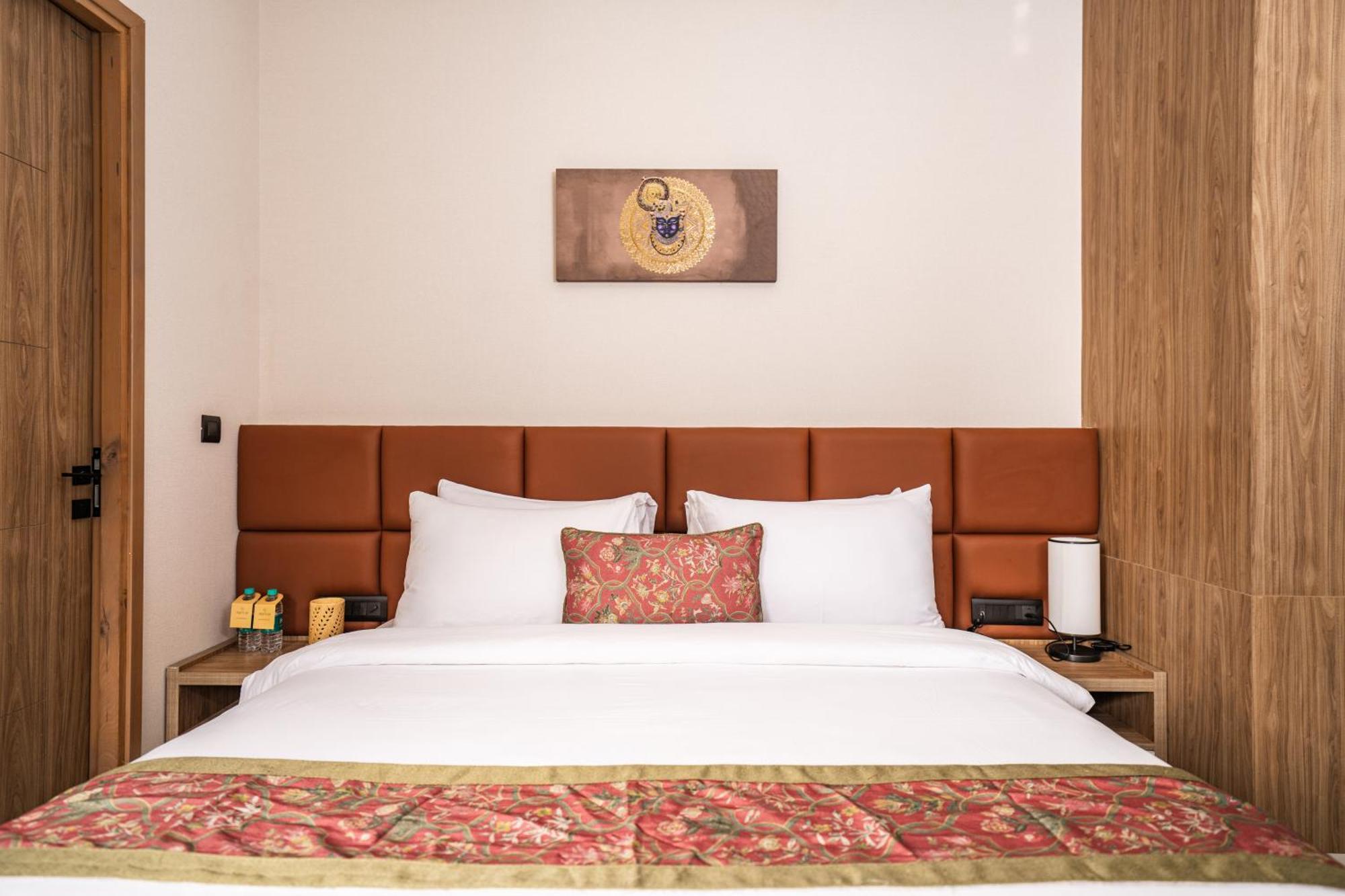 Triptam Vrindavan Bagian luar foto